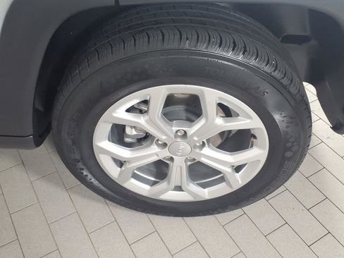 Used 2024 Jeep Compass Latitude AWD/4WD image 8