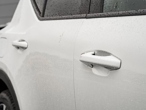 Certified 2025 Volvo XC40 B5 Ultra w/ Climate Package image 17