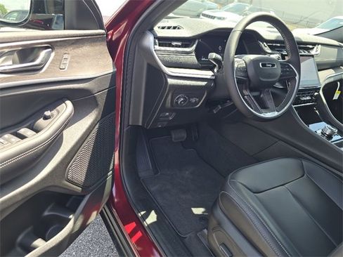 New 2025 Jeep Grand Cherokee Limited image 4