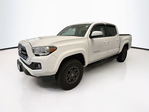 Used 2018 Toyota Tacoma SR5 AWD/4WD image 3