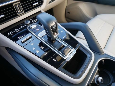 Used 2022 Porsche Cayenne AWD/4WD image 23
