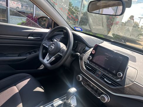Used 2025 Nissan Altima 2.5 SV FWD image 11