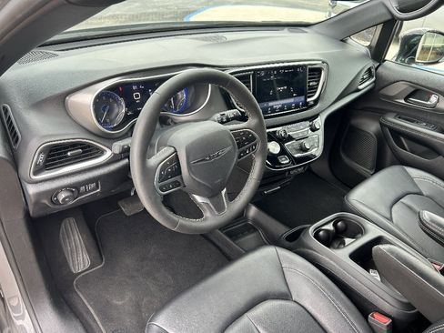 Used 2025 Chrysler Pacifica Select FWD image 11