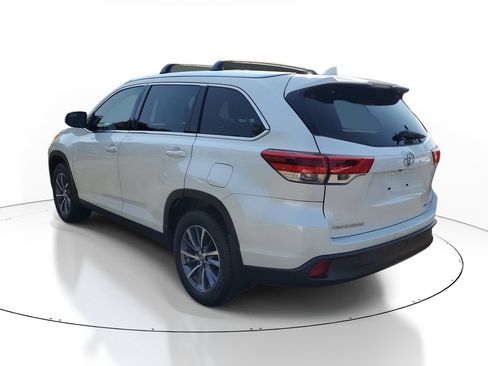 Used 2019 Toyota Highlander XLE AWD/4WD image 3