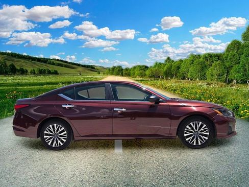 Used 2024 Nissan Altima 2.5 SV FWD image 7