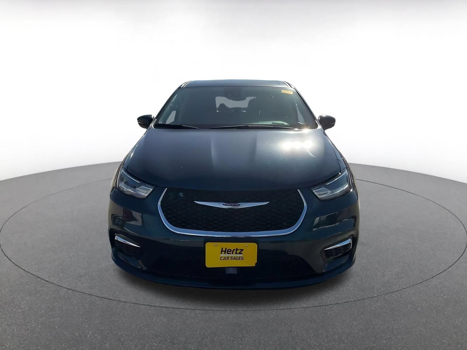 Used 2023 Chrysler Pacifica Touring-L FWD image 3