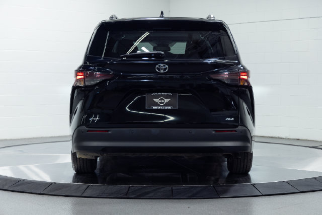 Used 2026 Toyota Sienna XLE FWD image 7