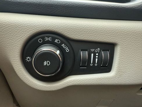 Used 2017 Chrysler Pacifica Limited image 17