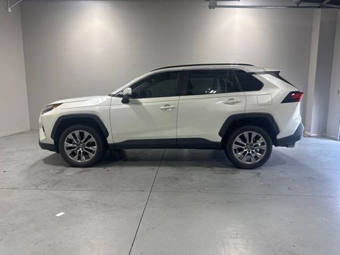 Used 2022 Toyota RAV4 XLE Premium FWD image 10