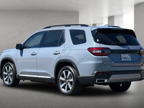 Used 2025 Honda Pilot Touring image 6