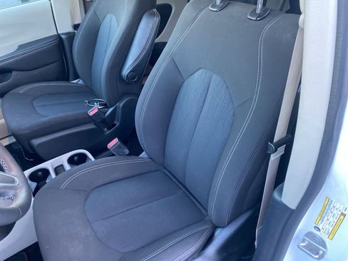 Used 2023 Chrysler Voyager LX image 11