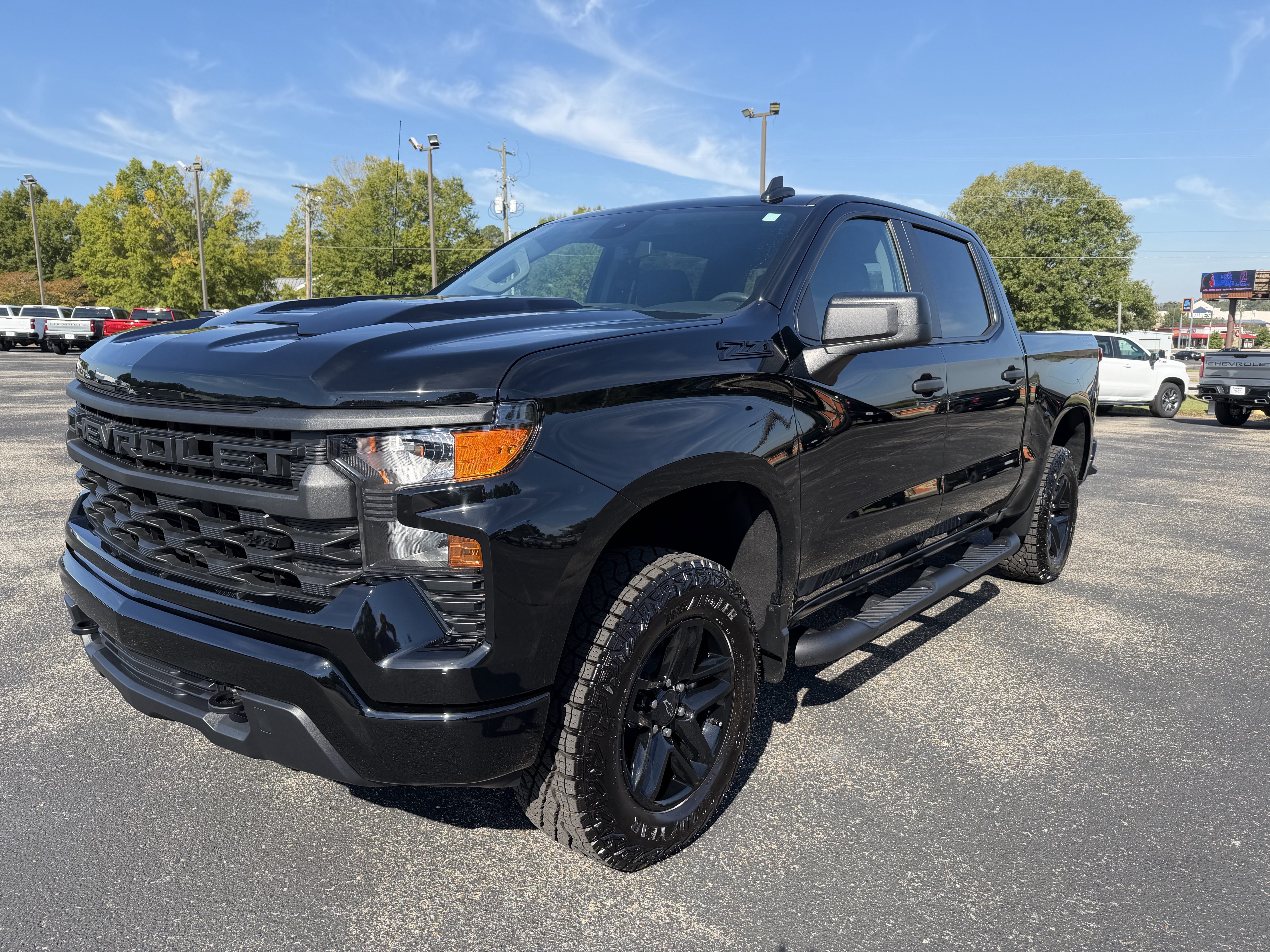 Used 2026 Chevrolet Silverado 1500 Custom Trail Boss w/ Dark Appearance Package AWD/4WD image 2