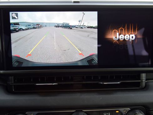 Used 2025 Jeep Gladiator Mojave w/ Convenience Group AWD/4WD image 13