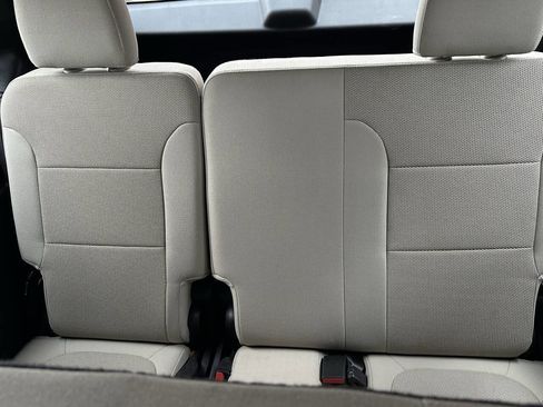 Used 2022 Chevrolet Traverse LS FWD image 13