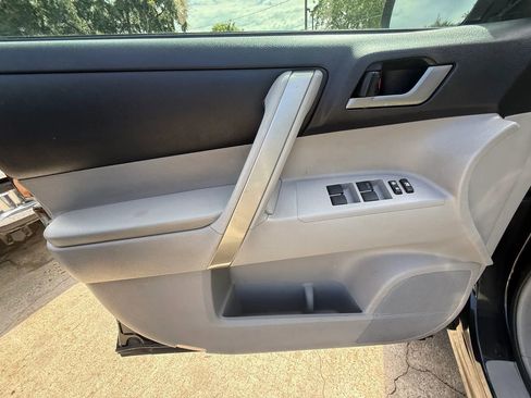 Used 2013 Toyota Highlander SE FWD image 20