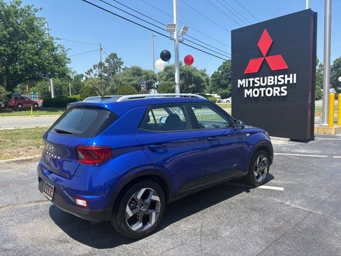 Used 2025 Hyundai Venue SEL FWD image 3