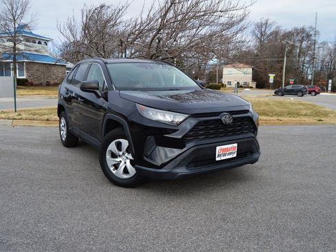 Used 2020 Toyota RAV4 LE image 2
