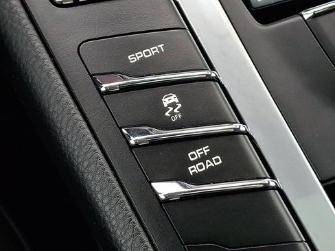 Used 2020 Porsche Macan AWD/4WD image 25