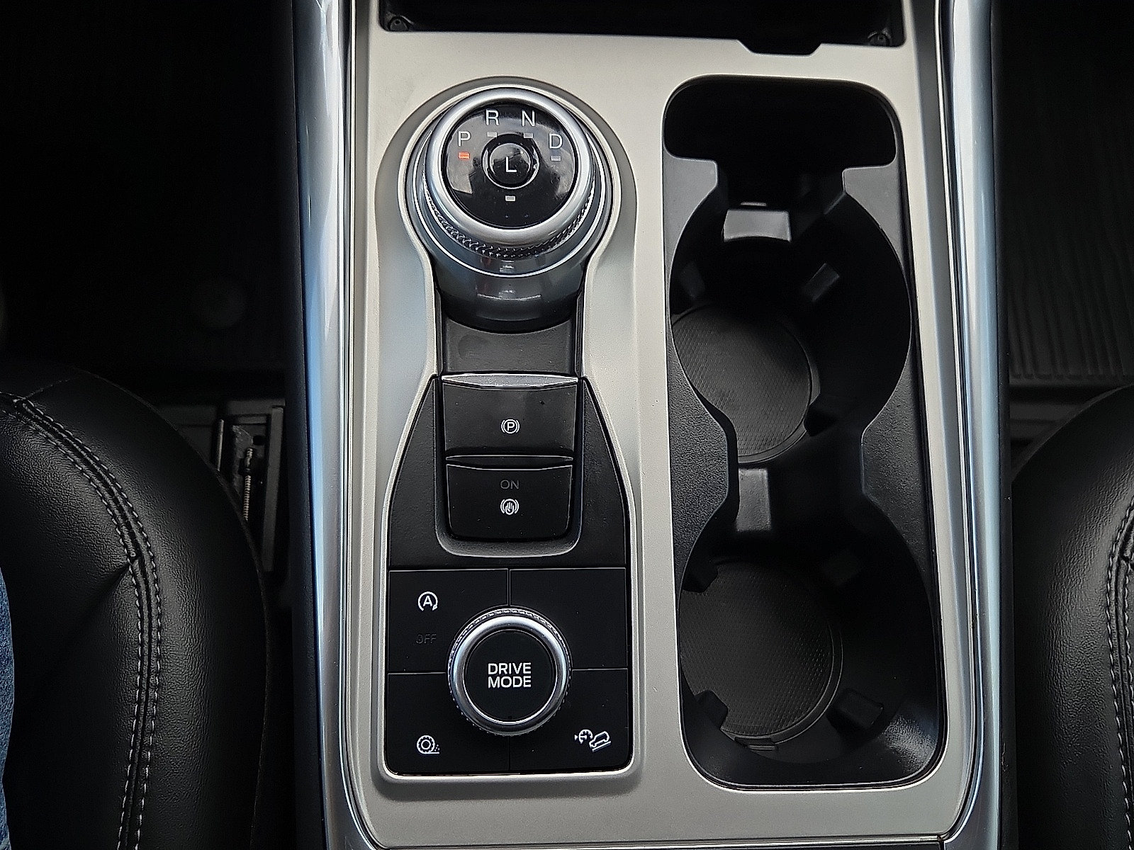 Used 2023 Ford Explorer XLT w/ Equipment Group 202A AWD/4WD image 19