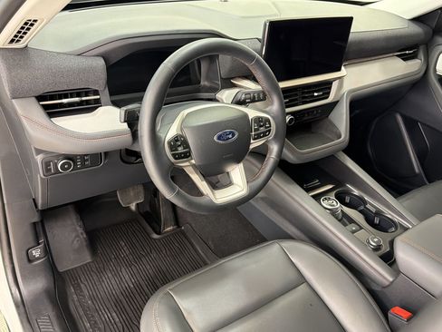 Certified 2025 Ford Explorer Active w/ Active Comfort Package AWD/4WD image 4