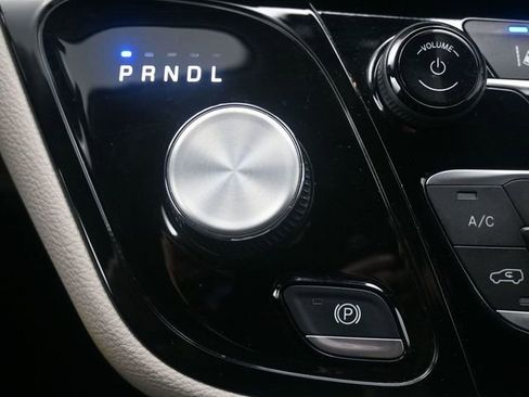 Used 2023 Chrysler Pacifica Touring-L image 19