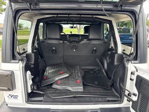 Used 2020 Jeep Wrangler Unlimited Sahara AWD/4WD image 15