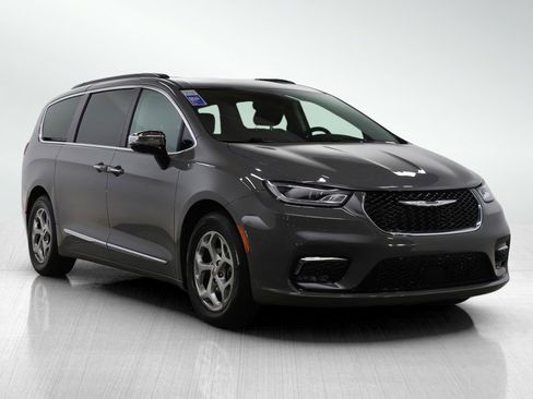 Used 2023 Chrysler Pacifica Limited FWD image 7