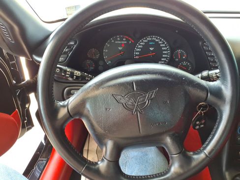 Used 2004 Chevrolet Corvette Convertible w/ Preferred Equipment Group RWD image 19
