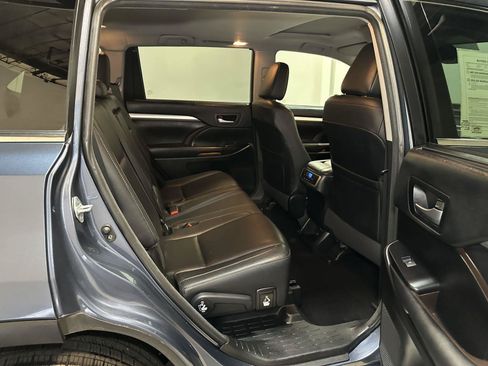 Used 2017 Toyota Highlander XLE AWD/4WD image 18