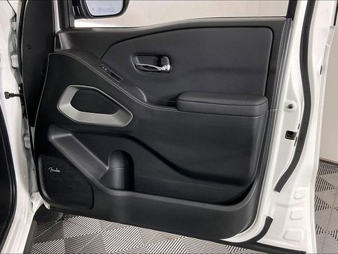 Used 2024 Nissan Frontier SL w/ Technology Package image 26