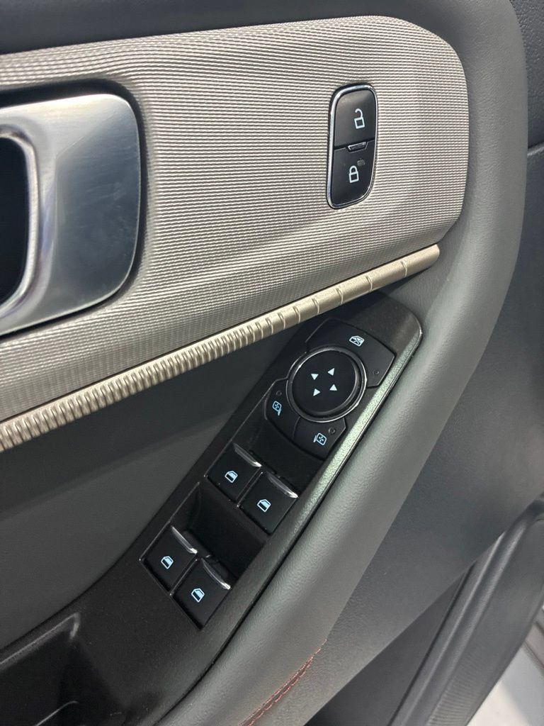 Used 2025 Ford Explorer Active AWD/4WD image 15
