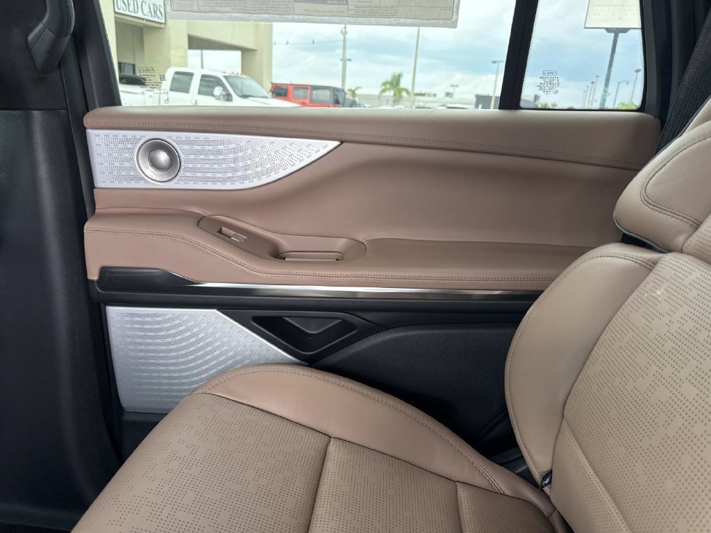 New 2026 Lincoln Navigator Black Label AWD/4WD image 16