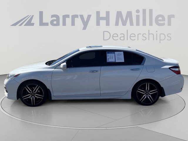 Used 2017 Honda Accord Touring image 2