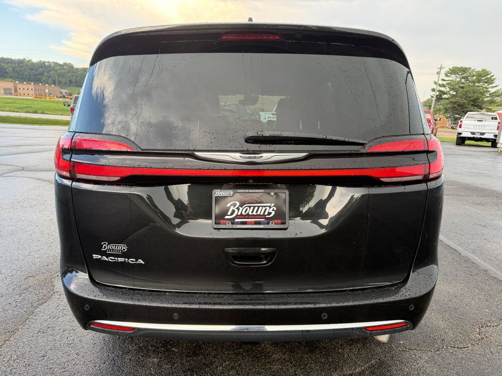 Used 2023 Chrysler Pacifica Touring-L FWD image 6
