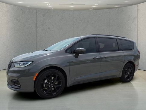 Used 2023 Chrysler Pacifica Touring-L w/ S Appearance Package AWD/4WD image 10