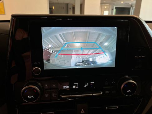 Used 2025 Toyota Highlander LE FWD image 21