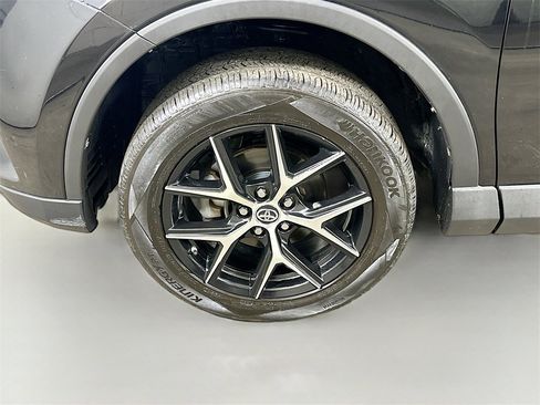 Used 2018 Toyota RAV4 SE image 8