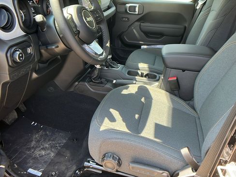 New 2025 Jeep Gladiator Sport image 16