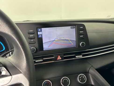 Certified 2025 Hyundai Elantra SE image 19