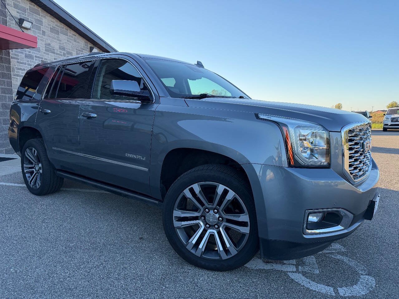 Used 2020 GMC Yukon Denali w/ Denali Premium Package AWD/4WD image 3