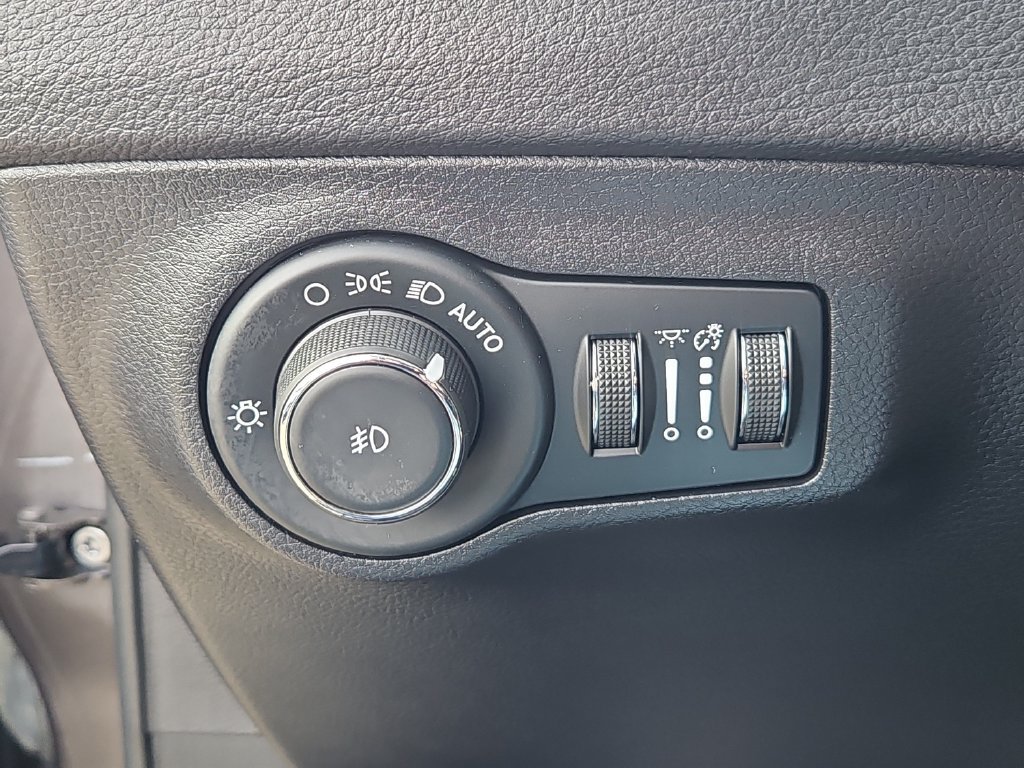Used 2019 Jeep Compass Latitude w/ Safety & Security Group AWD/4WD image 17