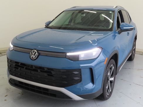 New 2025 Volkswagen Tiguan SE FWD image 5