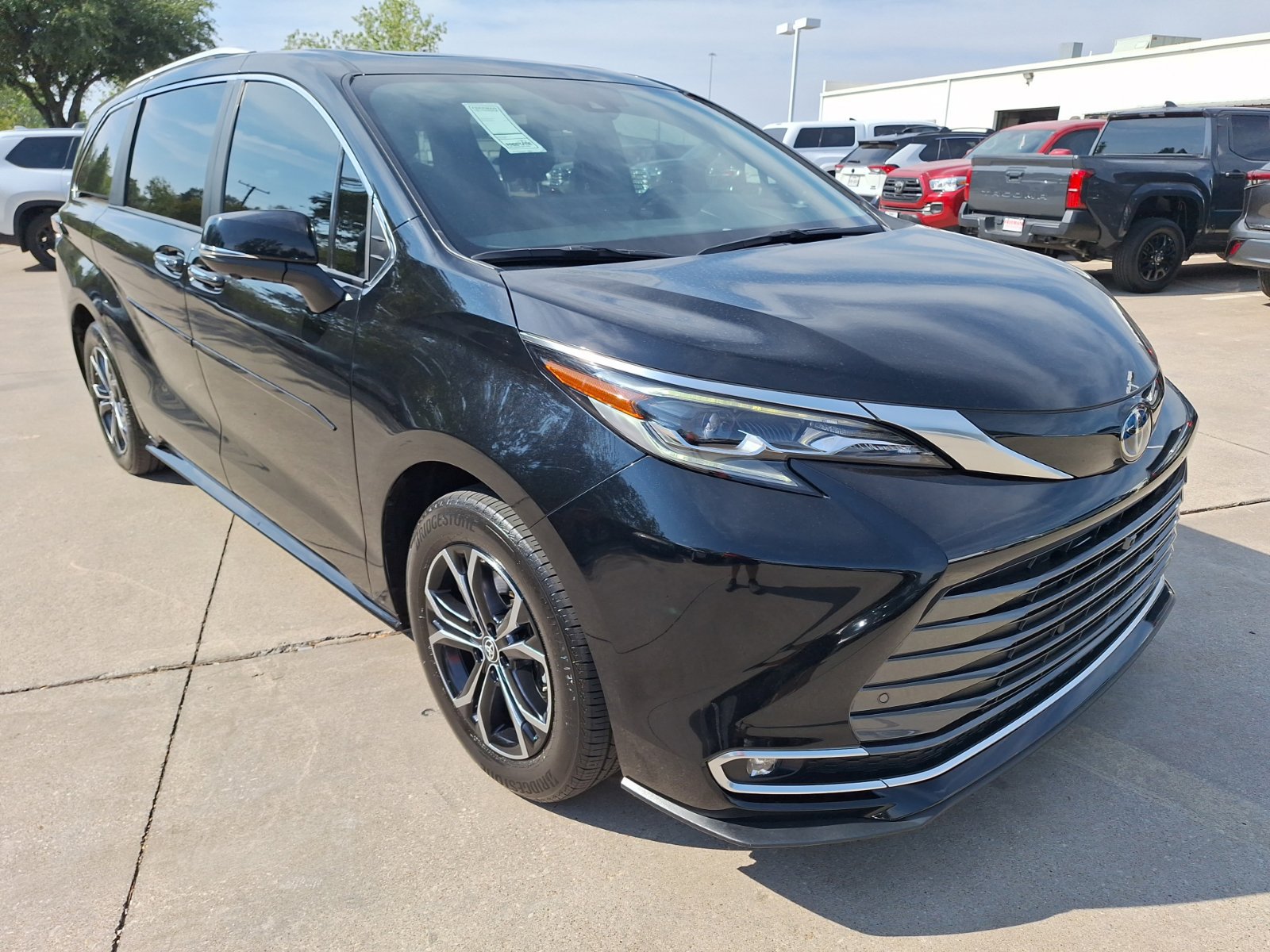 Used 2025 Toyota Sienna Platinum AWD/4WD image 8