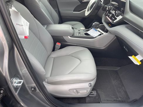 New 2026 Toyota Highlander XLE image 18