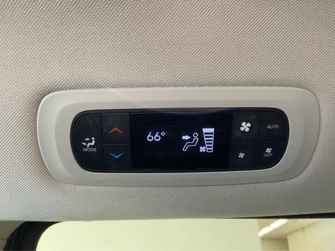 Used 2024 Chrysler Pacifica Touring-L image 18