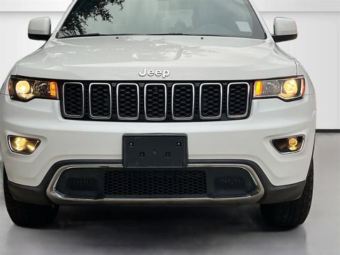 Used 2019 Jeep Grand Cherokee Laredo image 2