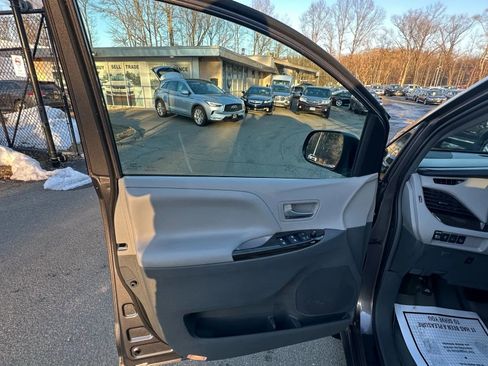 Used 2015 Toyota Sienna XLE Premium image 24