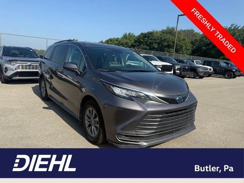 Used 2023 Toyota Sienna LE AWD/4WD image 1
