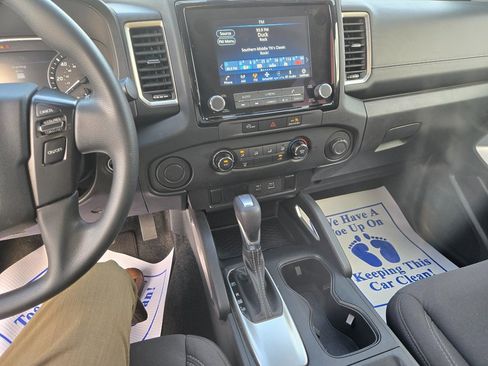 Used 2023 Nissan Frontier SV image 9