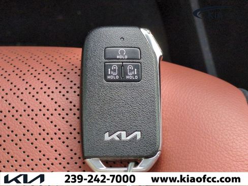 Certified 2023 Kia Carnival SX Prestige image 33